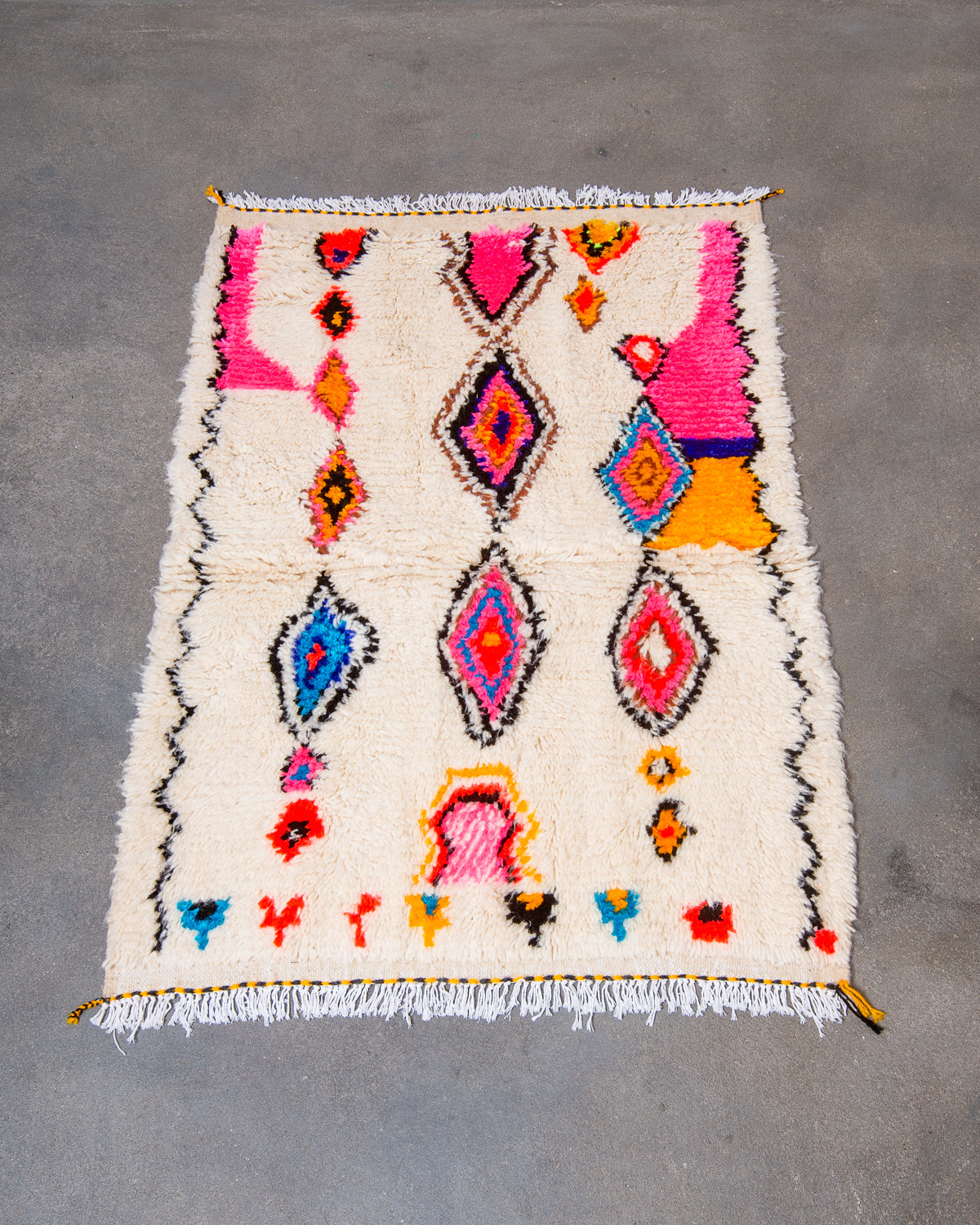 Modern designer handcrafted Berber rug from Morocco. Azilal rug with beautiful colours and patterns. Made of sheep’s wool and colourful cotton.